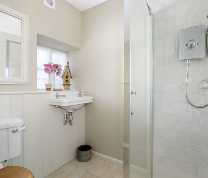 The Digs Shower Room - StayCotswold