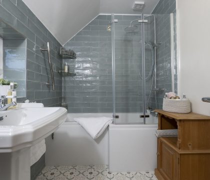 Orchard Cottage Family Bathroom - StayCotswold