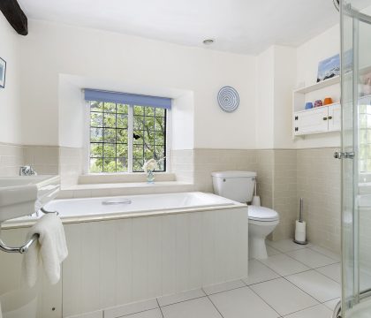 Closes Farm Cottage Bathroom - StayCotswold