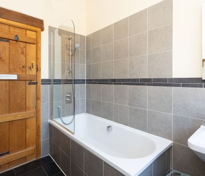 Bramble Barn Bathroom - StayCotswold