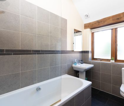 Bramble Barn Bathroom - StayCotswold