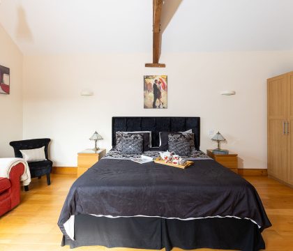 Blackberry Barn Primary Bedroom - StayCotswold
