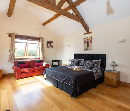 Blackberry Barn Primary Bedroom - StayCotswold