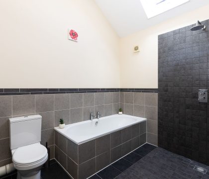 Blackberry Barn Bathroom - StayCotswold