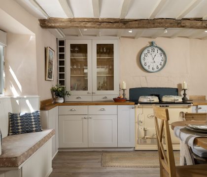The Roarings Kitchen/Dining Room - StayCotswold