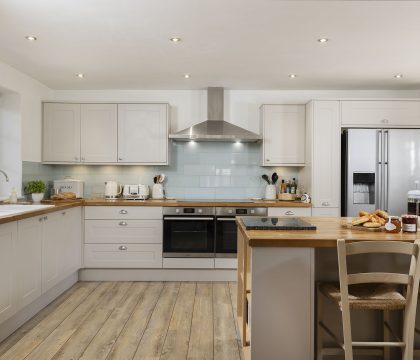 The Roarings Kitchen/Dining Room - StayCotswold