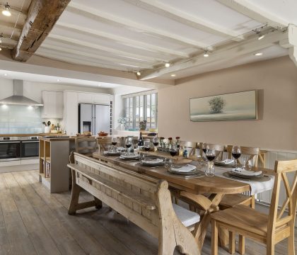 The Roarings Kitchen/Dining Room - StayCotswold