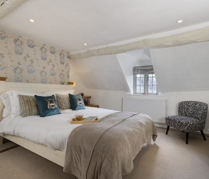 The Roarings Bedroom 2 - StayCotswold
