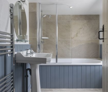 The Roarings Family Bathroom - StayCotswold