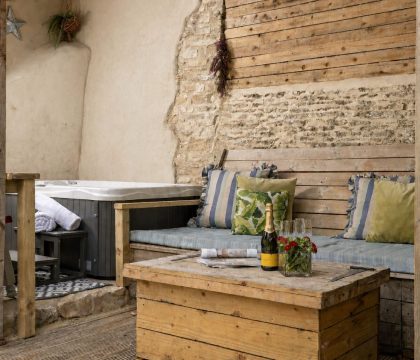The Roarings Hot Tub - StayCotswold