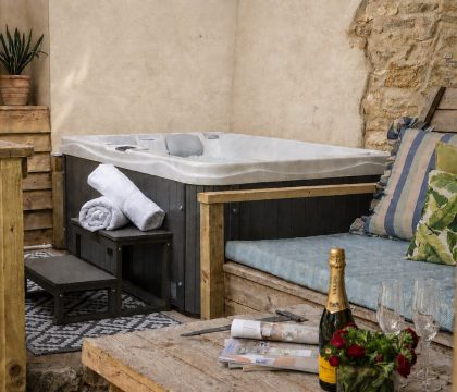 The Roarings Hot Tub - StayCotswold