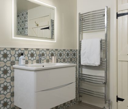 Gable Cottage - StayCotswold Primary Bedroom Ensuite