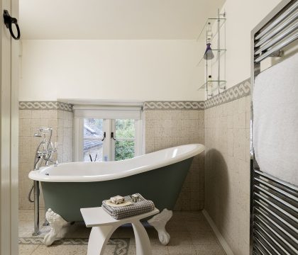 Gable Cottage - StayCotswold Family Bathroom