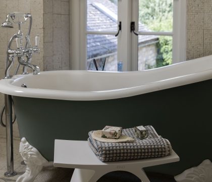 Gable Cottage - StayCotswold Family Bathroom