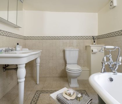 Gable Cottage - StayCotswold Family Bathroom