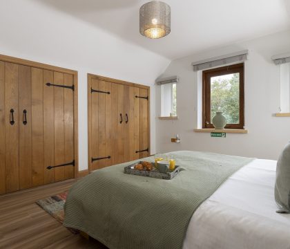 Rainbow Barns Primary Bedroom - StayCotswold