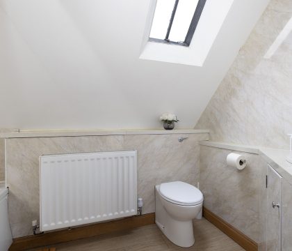 Rainbow Barns Primary Bathroom - StayCotswold