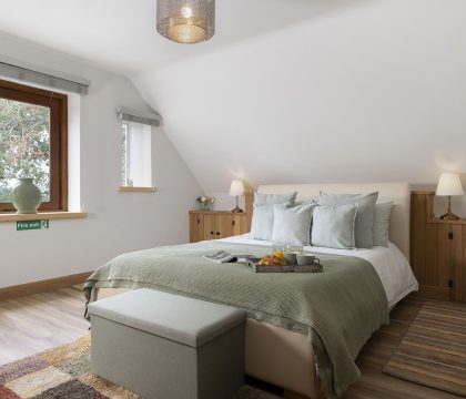 Rainbow Barns Primary Bedroom - StayCotswold
