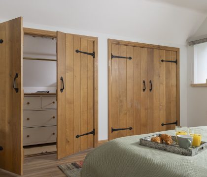 Rainbow Barns Primary Bedroom - StayCotswold