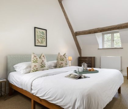 Bea's Cottage Primary Bedroom - StayCotswold