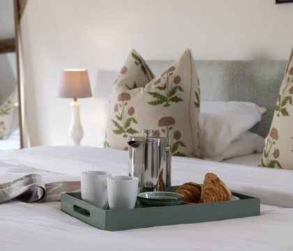 Bea's Cottage Primary Bedroom - StayCotswold