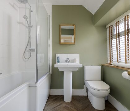 The Smithy Family Bathroom - StayCotswold