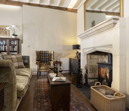Courtyard House Sitting/Dining Room - StayCotswold