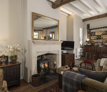 Courtyard House Sitting/Dining Room - StayCotswold