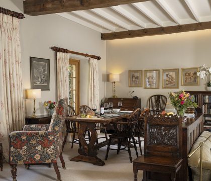 Courtyard House Sitting/Dining Room - StayCotswold