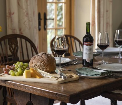 Courtyard House Sitting/Dining Room - StayCotswold