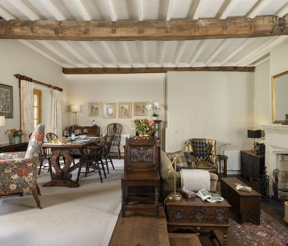Courtyard House Sitting/Dining Room - StayCotswold