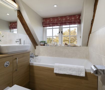 Courtyard House Bedroom 2 Ensuite - StayCotswold