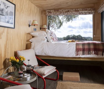 Rosy living area - StayCotswold