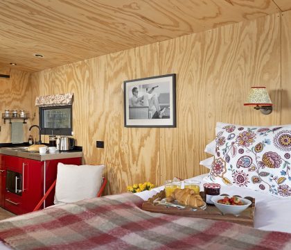 Rosy living area - StayCotswold