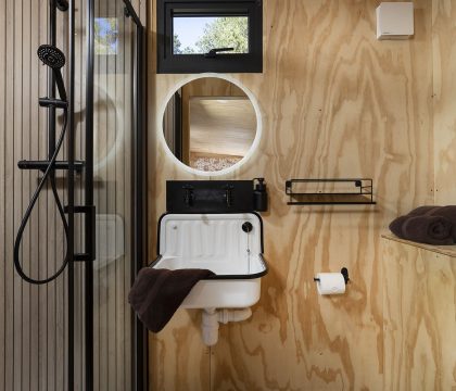 Rosy shower room - StayCotswold